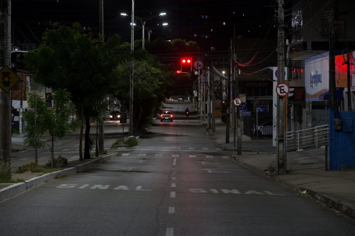 Estados adotam restrições para conter alta recorde de casos e de mortes por coronavírus; veja lista