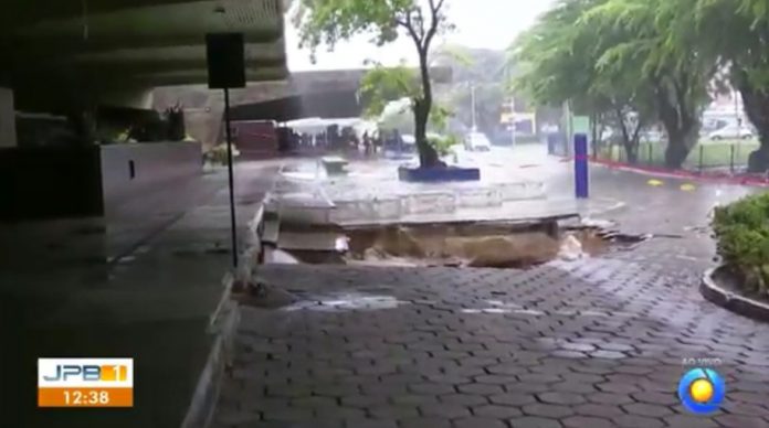 Chuvas abrem cratera e provocam alagamento na rodoviária de João Pessoa