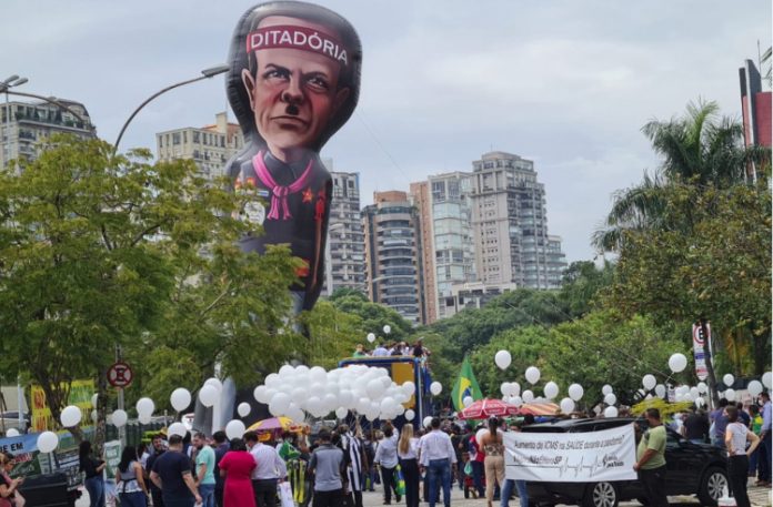 Com ‘pixuleco’ de Doria e tratores, grupos protestam contra o aumento do ICMS