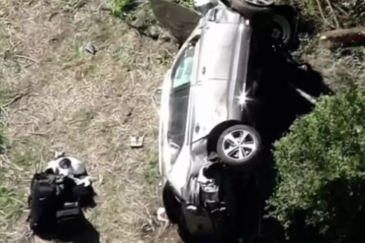 Tiger Woods sofre acidente de carro e é hospitalizado em Los Angeles