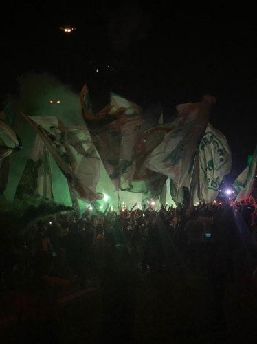 Torcida faz festa antes de Palmeiras embarcar para o Mundial de Clubes