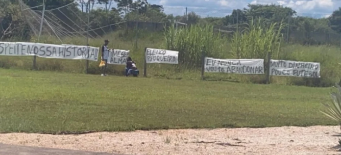 Torcida protesta contra o Corinthians após derrota para o Santos: ‘Elenco pipoqueiro’