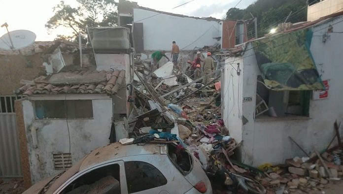Após explosão, casas desabam na Zona Leste de Natal; quatro pessoas morrem