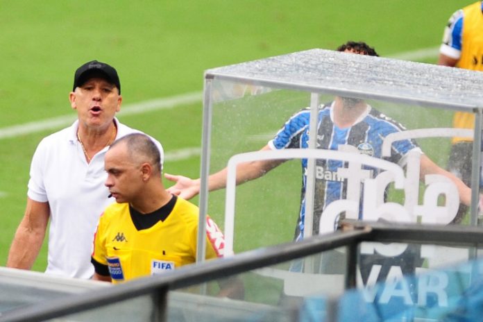 ‘Cada jogo tem uma regra?’, dispara Renato Gaúcho após empate com Santos