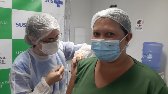 Segunda dose da vacina contra Covid-19 é aplicada em profissionais de saúde, em Campina Grande