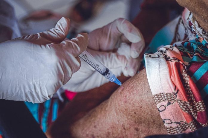 Idosos em instituições começam a receber 2ª dose da vacina contra Covid-19, em João Pessoa