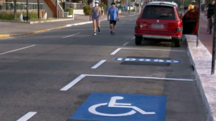 Mais de 3,3 mil condutores são autuados por estacionarem em vagas especiais, em João Pessoa