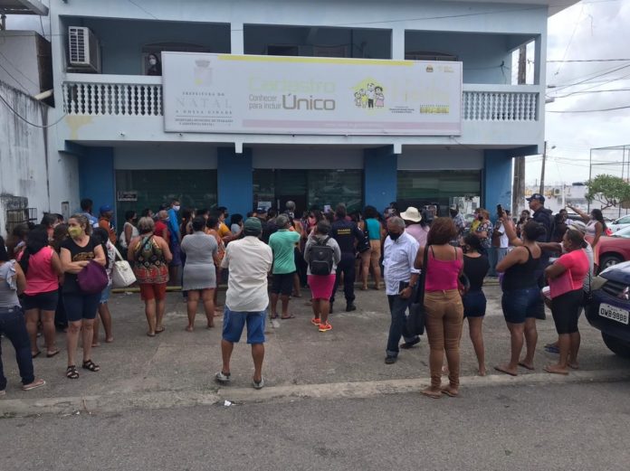 Busca por agendamento e atualização de dados em programas sociais causa aglomeração em unidade do Cadastro Único em Natal