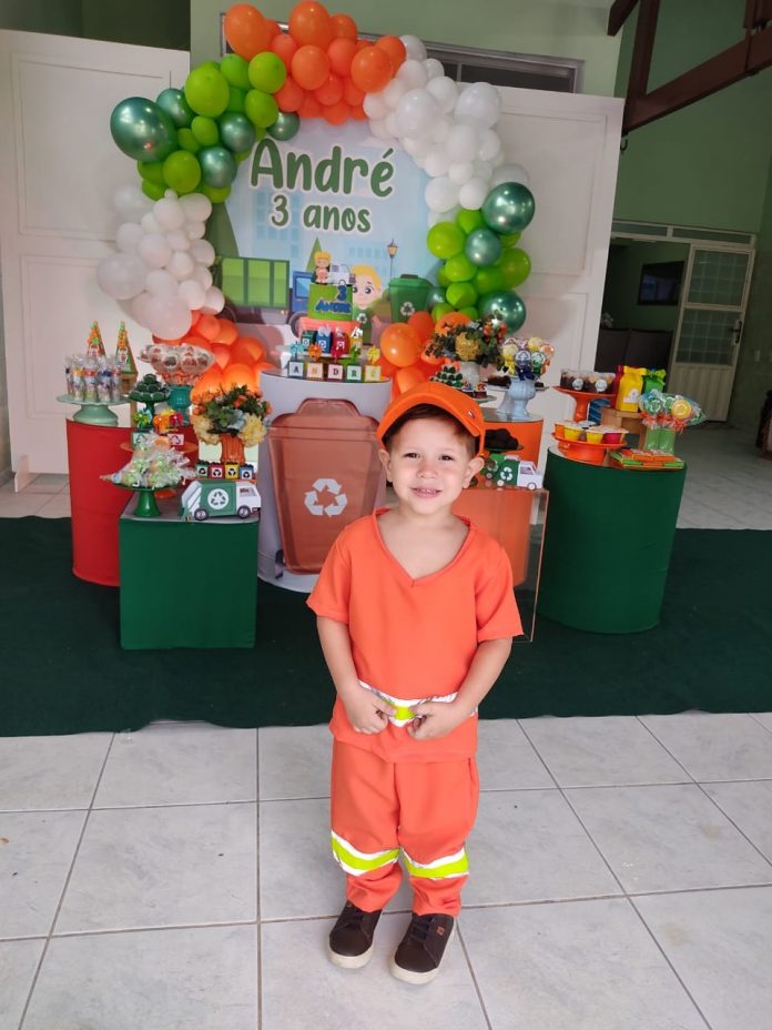 Criança faz aniversário com tema de garis e convida trabalhadores, em Patos, Sertão da PB