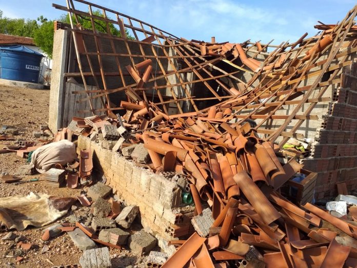 Raio atinge casa e derruba telhado e paredes no interior do RN; idoso de 82 anos tem ferimentos leves