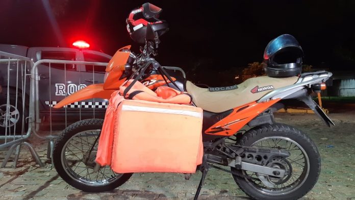 Vítima reconhece homem e suspeitos de assalto são detidos durante operação da PM em Natal