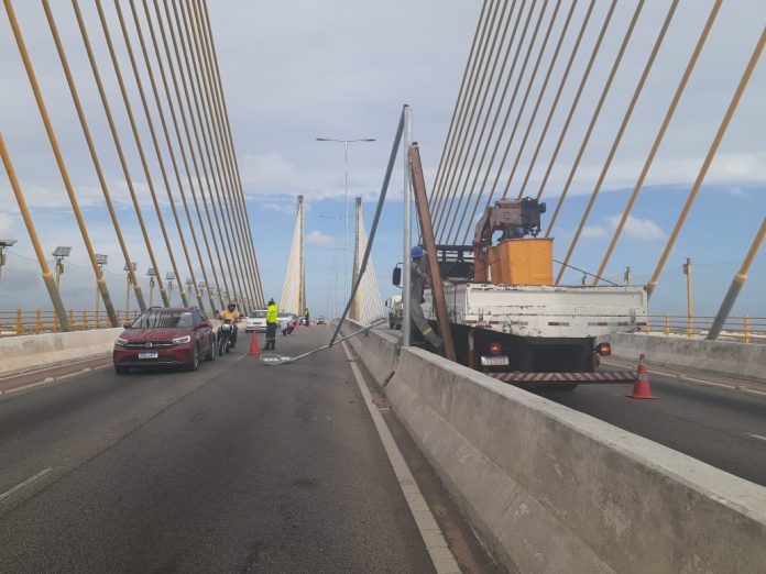 Poste cai e interrompe trânsito parcialmente sobre ponte Newton Navarro em Natal