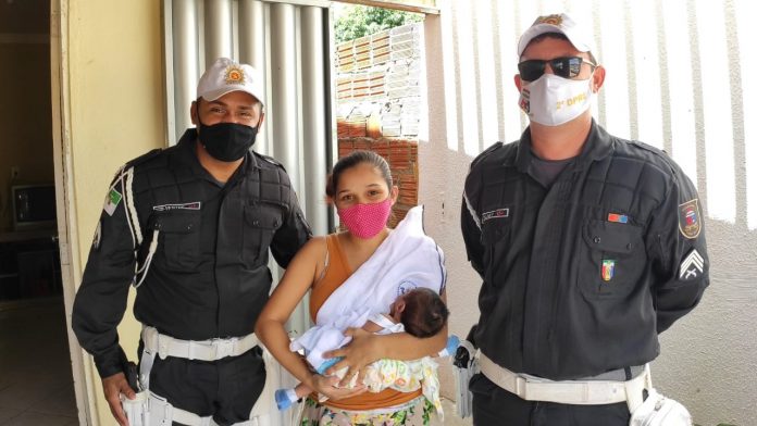 Bebê de 23 dias engasgado é salvo por policiais militares em Mossoró