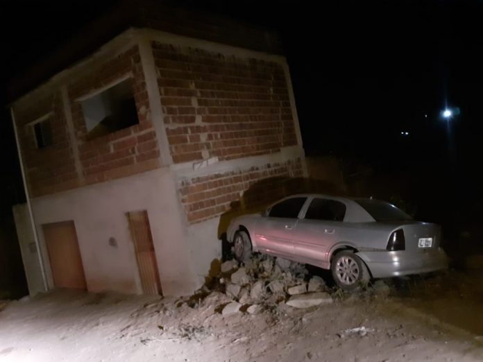 Homem é morto a tiros dentro de carro, em Queimadas, na Paraíba