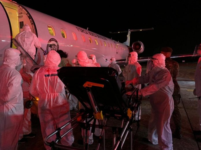 Quinze pacientes de Manaus com Covid-19 são transferidos para Campina Grande