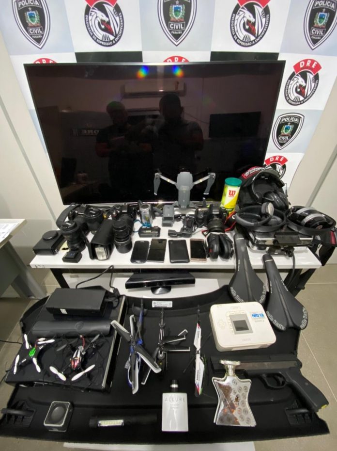 Dois homens são presos suspeitos de furtar objetos enquanto faziam limpeza em prédio, na PB