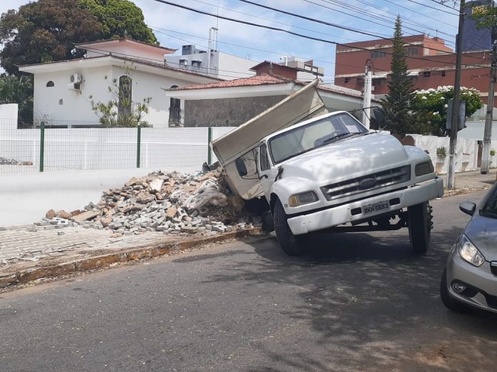 Calçada cede, caminhão cai em fossa e interdita parte de avenida em Natal