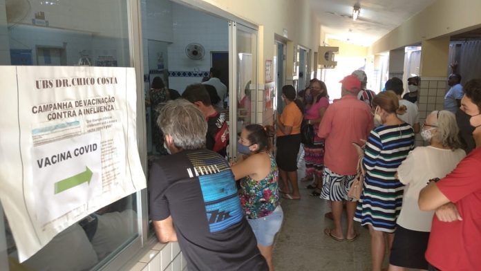 Início da vacinação de idosos contra Covid-19 tem filas e aglomerações em Mossoró; doses acabam antes das 8h