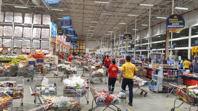 Tentativa de assalto gera correria dentro de supermercado e suspeito é preso com arma falsa em Natal