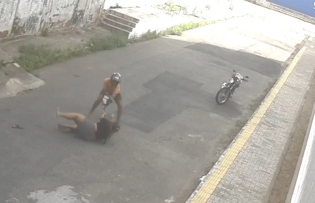 Mulher reage e entra em luta com assaltante em Natal; veja vídeo