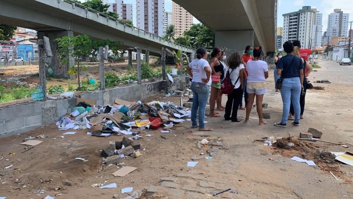 Secretaria retira barracos de pessoas que moram sob viaduto do Baldo em Natal