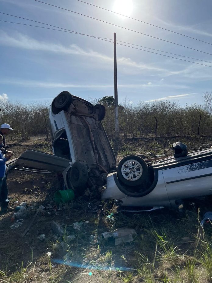 Carros batem de frente e seis pessoas ficam feridas na RN-120