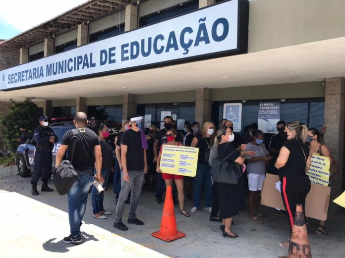 Servidores municipais da educação protestam contra demissão de terceirizados nas escolas de Natal