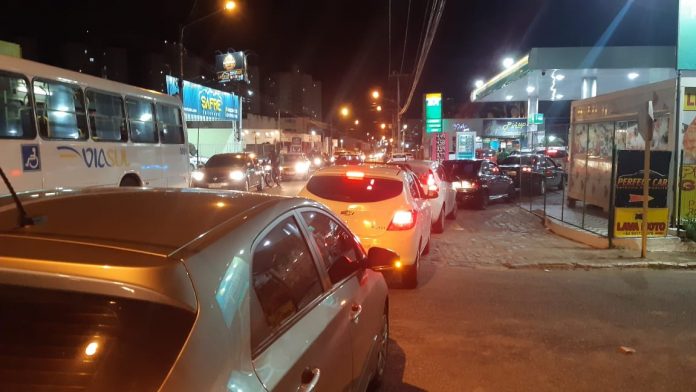 Após anúncio de aumento do preço da gasolina, potiguares fazem filas para abastecer carros