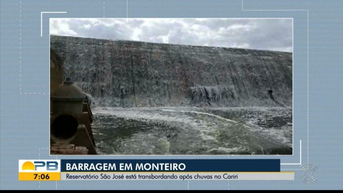 Barragem São José, em Monteiro, na PB, transborda após chuvas