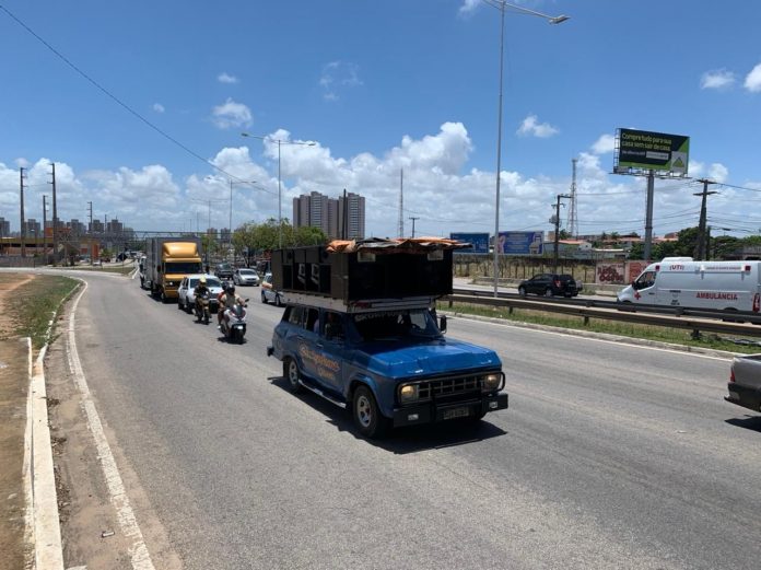 Caminhoneiros e motoristas por aplicativo fazem protesto em Natal contra aumento do preço dos combustíveis