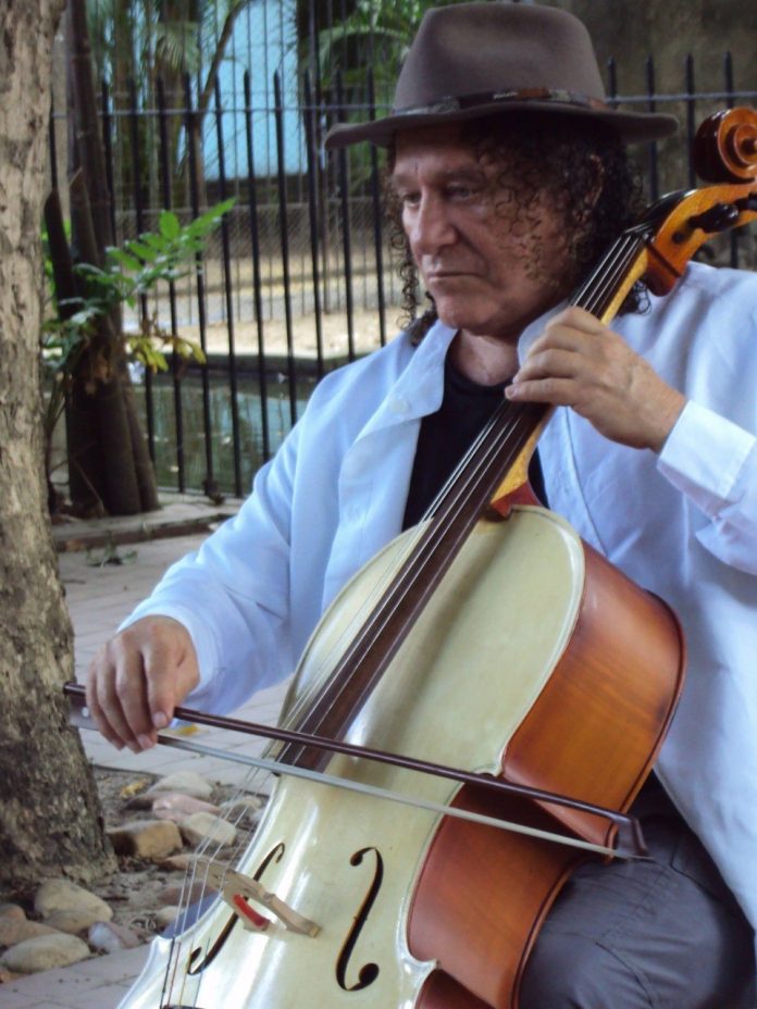 Compositor Vital Farias recebe alta depois de ser internado em João Pessoa com Covid-19