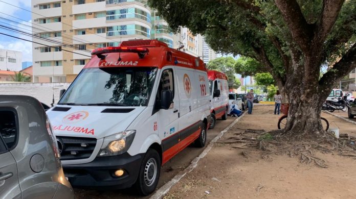 Idosa com suspeita de Covid-19 espera mais de 6 horas dentro de ambulância por leito em hospital privado de Natal
