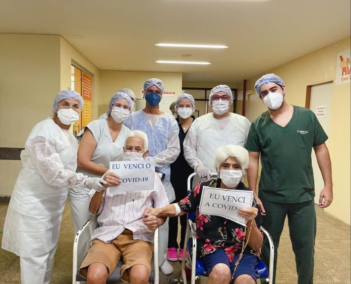 Casal de idosos recebe alta no mesmo dia após internação por Covid-19, no Sertão da PB