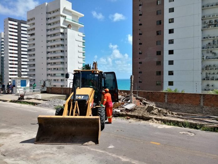 Prefeitura de Natal demole construção irregular em rua que foi cenário de tragédia no bairro de Mãe Luiza em 2014