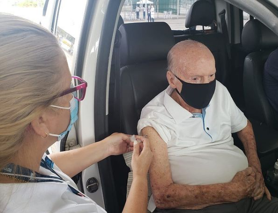 Zagallo recebe vacina contra Covid-19 no Rio e celebra: ‘Velho Lobo tá on’