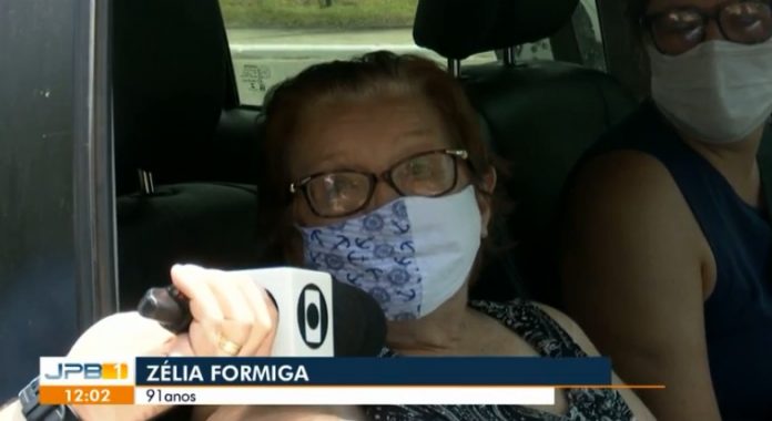 Idosa de 91 anos comemora vacinação contra Covid-19 em drive-thru, na PB : ‘Muito alegre’