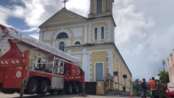 Chuvas danificam torre de igreja e local é interditado por risco de desabamento, em João Pessoa
