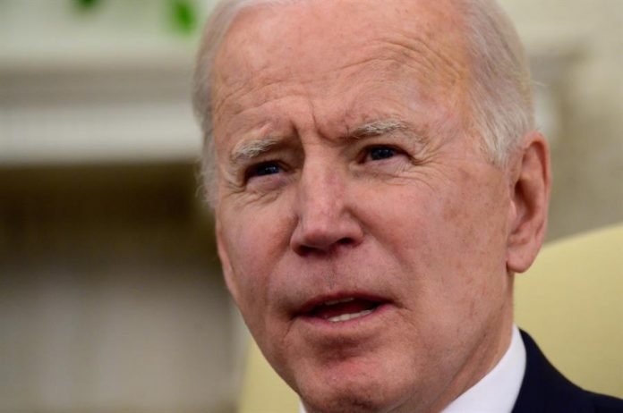 Presidente dos EUA diz que Putin ‘pagará o preço’ pela interferência nas eleições