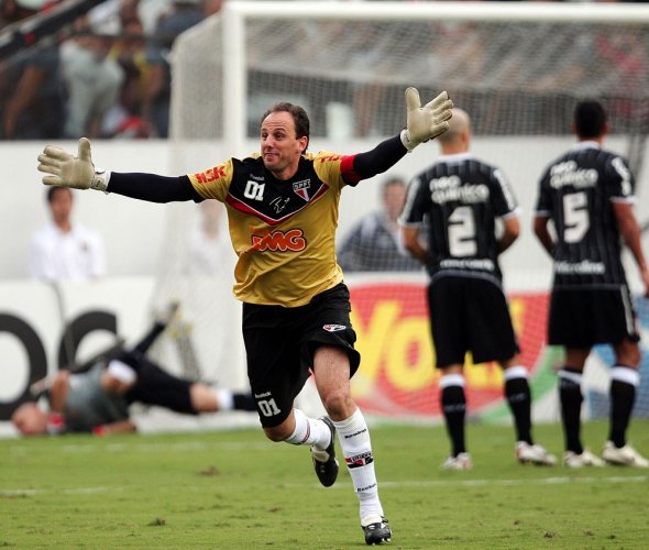 Fora do São Paulo, Rogério Ceni comemora dez anos do 100º gol abraçado a outra torcida