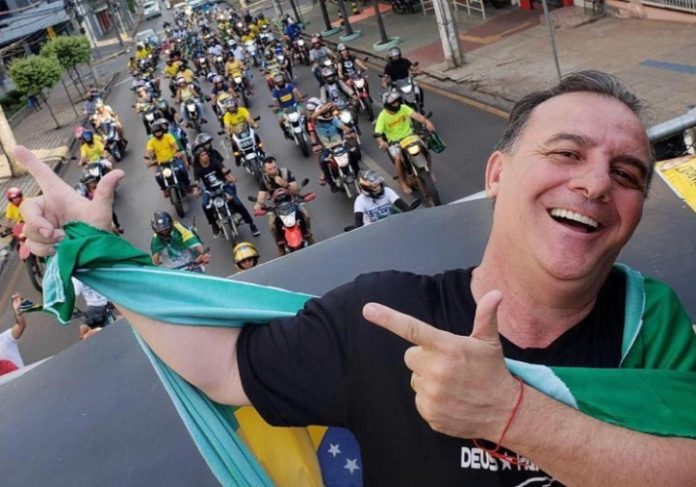 Deputado que propôs lei contra vacinação obrigatória morre de Covid-19