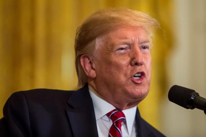 Trump alega que invasores do Capitólio estavam ‘abraçando e beijando’ policiais