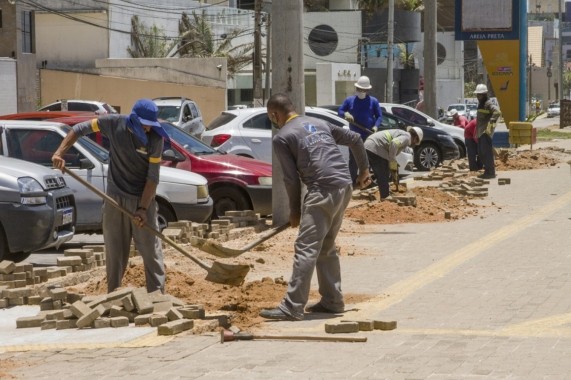 Criminosos furtam 1.600 metros de fios da iluminação pública à luz do dia na Zona Leste de Natal