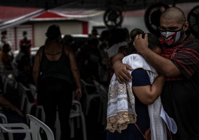 ‘Brasil deve ter 3 mil mortes diárias por Covid-19 nas próximas semanas’, diz infectologista