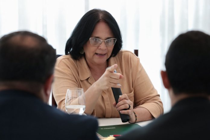 Damares cita violações dos direitos humanos durante combate à pandemia