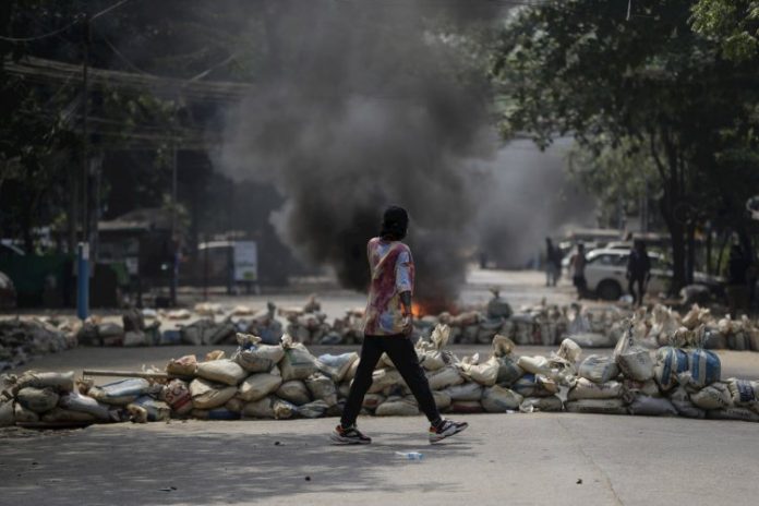 Após ameaça, militares do Myanmar matam mais de 100 pessoas durante protesto
