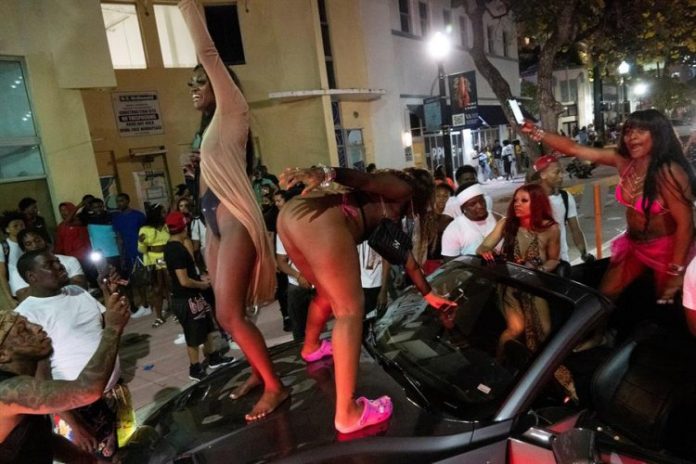 Miami Beach adota toque de recolher devido a multidões de turistas por causa das férias de primavera
