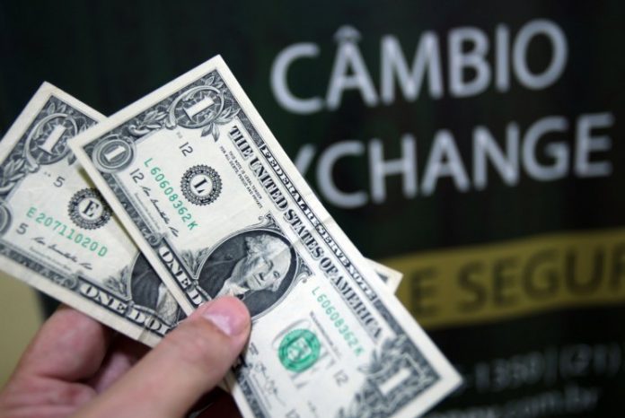 Dólar recua com aprovação de PEC que limita custo do auxílio; Bolsa sobe