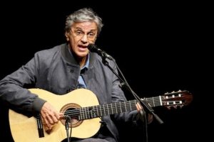 Caetano Veloso toma vacina contra a Covid-19: ‘Vacinar-se é o certo’
