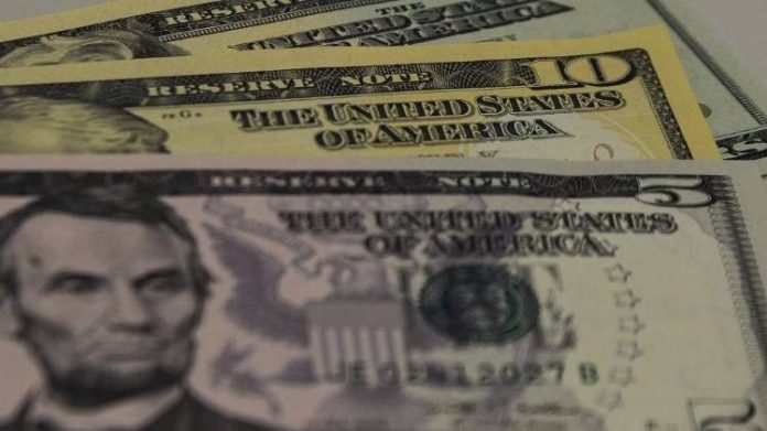 Dólar vai a R$ 5,76 com cenário externo e expectativa com alta da inflação; Bolsa cai