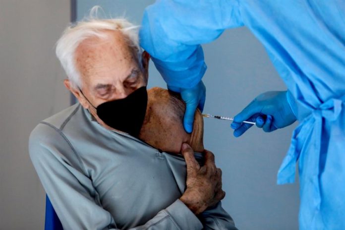 1ª dose da vacina contra Covid-19 reduz internação de idosos em 80%, diz estudo